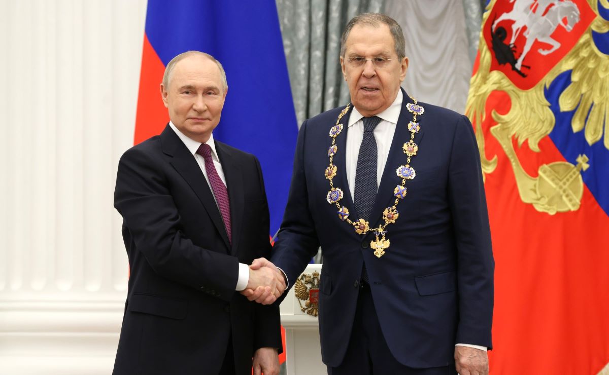El presidente Vladimir Putin presento al ministro de Relaciones Exteriores ruso Sergei Lavrov el Andrar Permozvanny. Foto: Kremlin