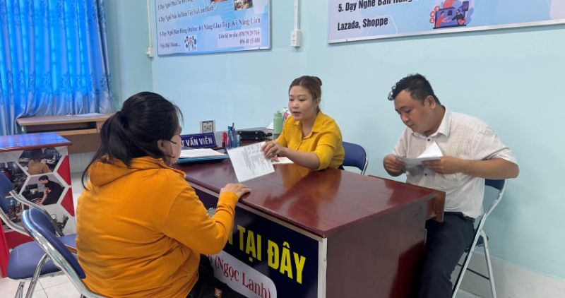 Lao dong that nghiep co the ban viec gia dinh chua the tham gia lop hoc nghe mien phi. Anh: Hoang Loc