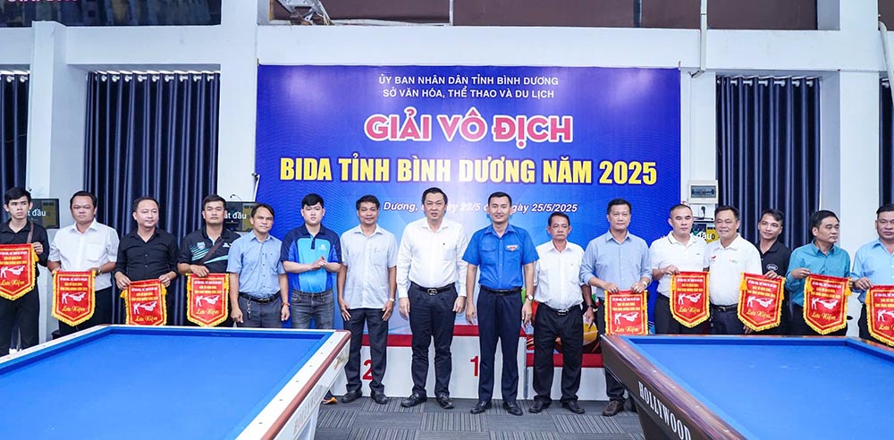 Dai bieu, Ban to chuc chup hinh luu niem cung cac don vi tham du giai. Anh: So VHTTDL Binh Duong