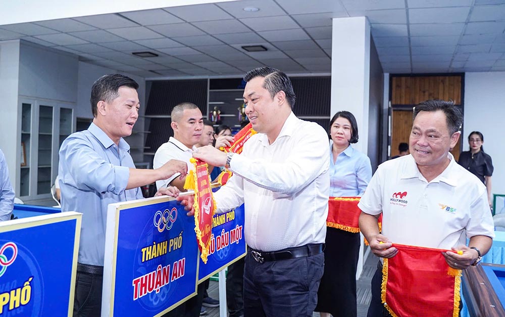 Sr. Cao Van Choi - Director Adjunto del Departamento de Cultura, Deportes y Turismo de la Provincia de Binh Duong, jefe del comite organizador otorgo banderas de recuerdos a las unidades participantes. Foto: Binh Duong Departamento de Cultura, Deportes y Turismo