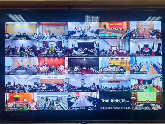 Muchos departamentos de salud e instalaciones de salud en todo el pais asistieron a la conferencia sobre la evaluacion del periodo maximo contra el contrabando, los fraudes comerciales y los bienes falsos en el campo de la salud. Foto: Thuy Linh