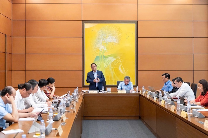 Thủ tướng thảo luận tại tổ sáng 23.5. Ảnh: Quochoi.vn  