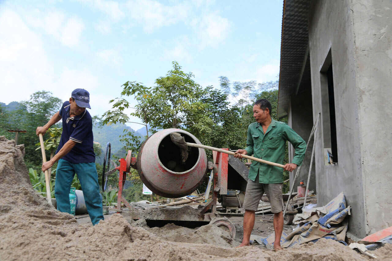 Giá cát và các vật liệu xây dựng khác tăng cao gây sức ép lớn đến người dân, nhất là những hộ kinh tế khó khăn. Ảnh: Bình Khang