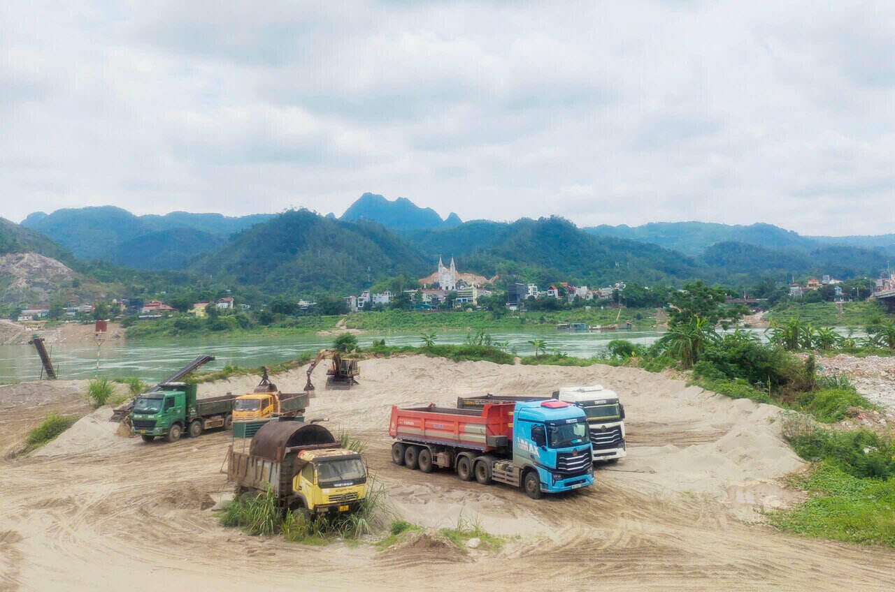 Một số bãi cát tại TP Hoà Bình khan hàng, nhiều xe tải đợi từ sáng đến chiều chưa có cát. Ảnh: Bình Khang