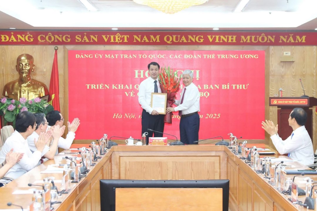 Sr. Do Van Chien, miembro del Politburo, Secretario del Comite Central del Partido, el Secretario del Comite del Partido del Frente de Patrices, organizaciones de masas centrales, Presidente del Comite Central del Frente de la Paterna de Vietnam, otorgo la decision al Sr. ONG Van Cuong (izquierda). Foto: Huong Diep