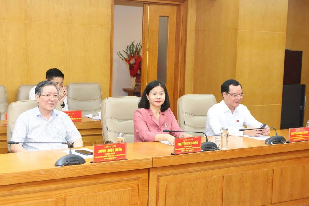 Ong Nguyen Dinh Khang, Uy vien Trung uong Dang, Chu tich Tong Lien doan Lao dong Viet Nam (ngoai cung ben phai) tham du hoi nghi. Anh: Huong Diep