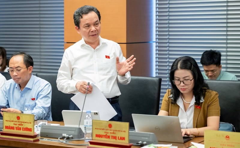 National Assembly delegate Hoang Van Cuong suggested that it is necessary to encourage real estate growth to develop the economy. Photo: Pham Dong