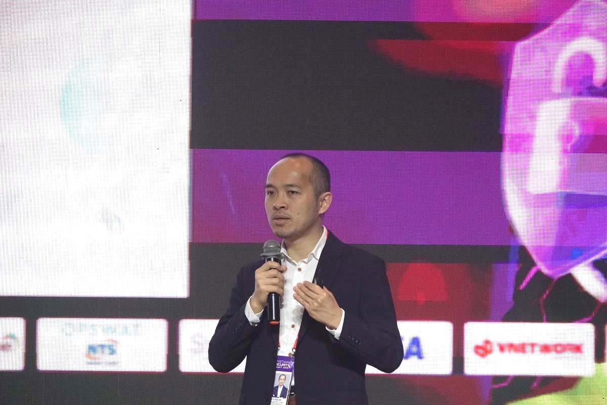 Mr. Vu Ngoc Son, Head of the Technology Department of the National Cyber Security Association shared at the Vietnam Security Summit 2025 event. Photo: Nguyen Dang