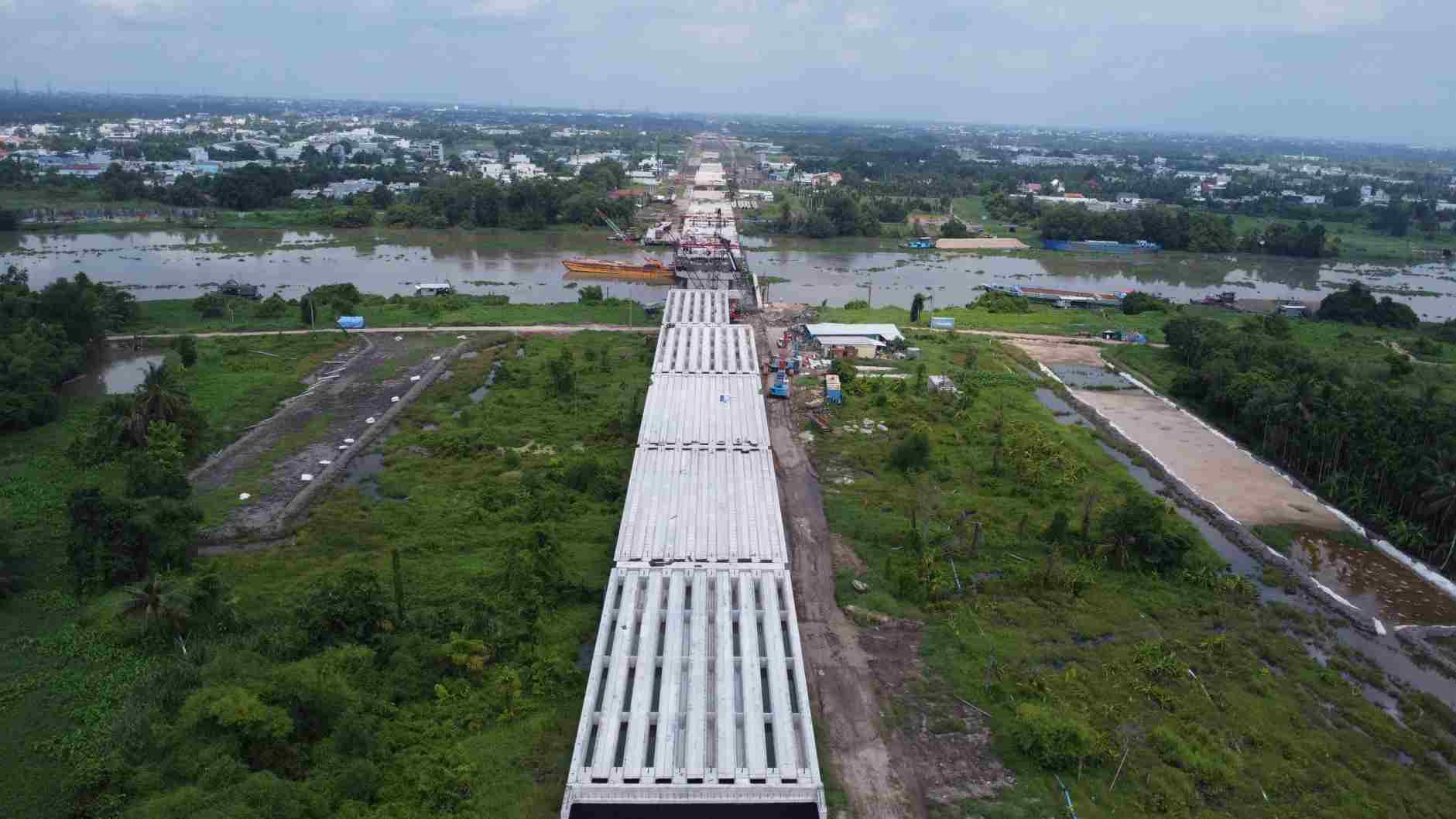 Cầu Bình Gởi bắc qua sông Sài Gòn chuẩn bị hợp long. Ảnh: Đình Trọng
