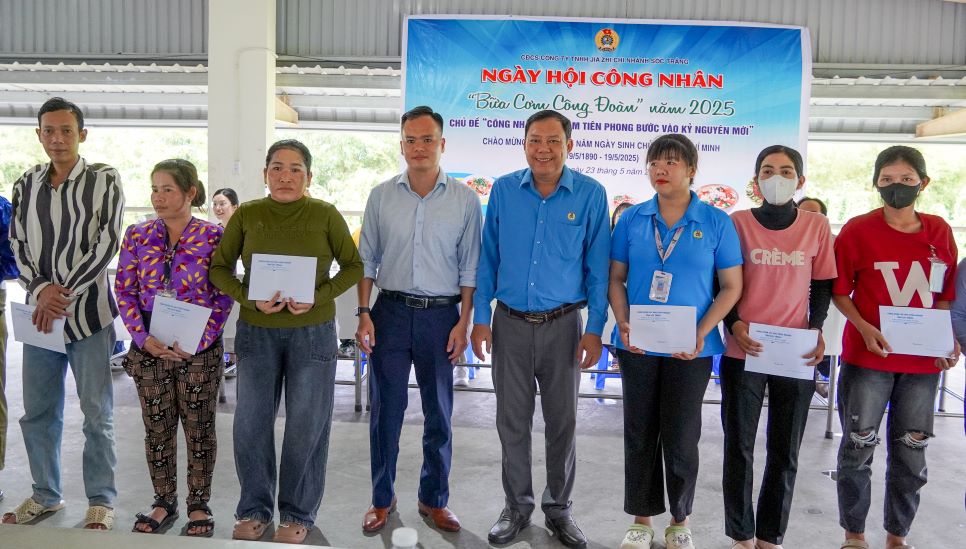 Lanh dao Cong doan Cac KCN tinh va Cong ty trao qua cho doan vien. Anh: Phuong Anh
