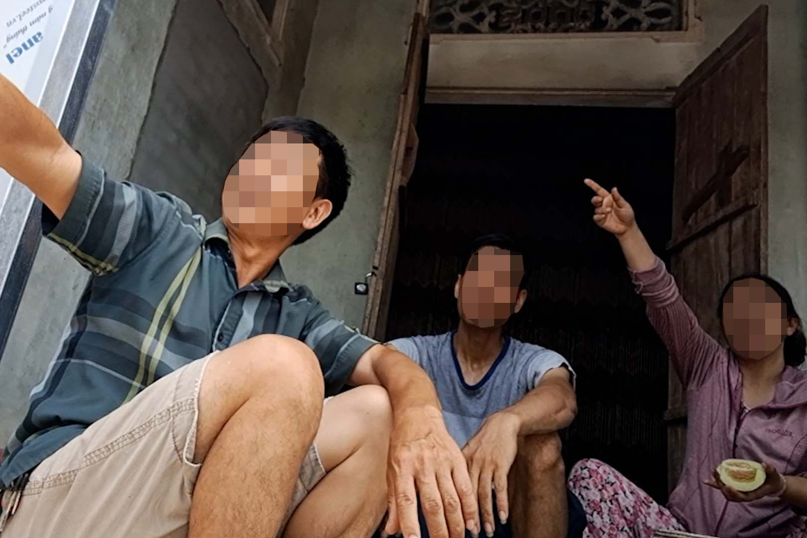 Người dân xã Dương Liễu chỉ tên các địa chỉ có hệ thống xưởng sản xuất, gia công thực phẩm nhái tại khu vực này. Ảnh: NHÓM PV
