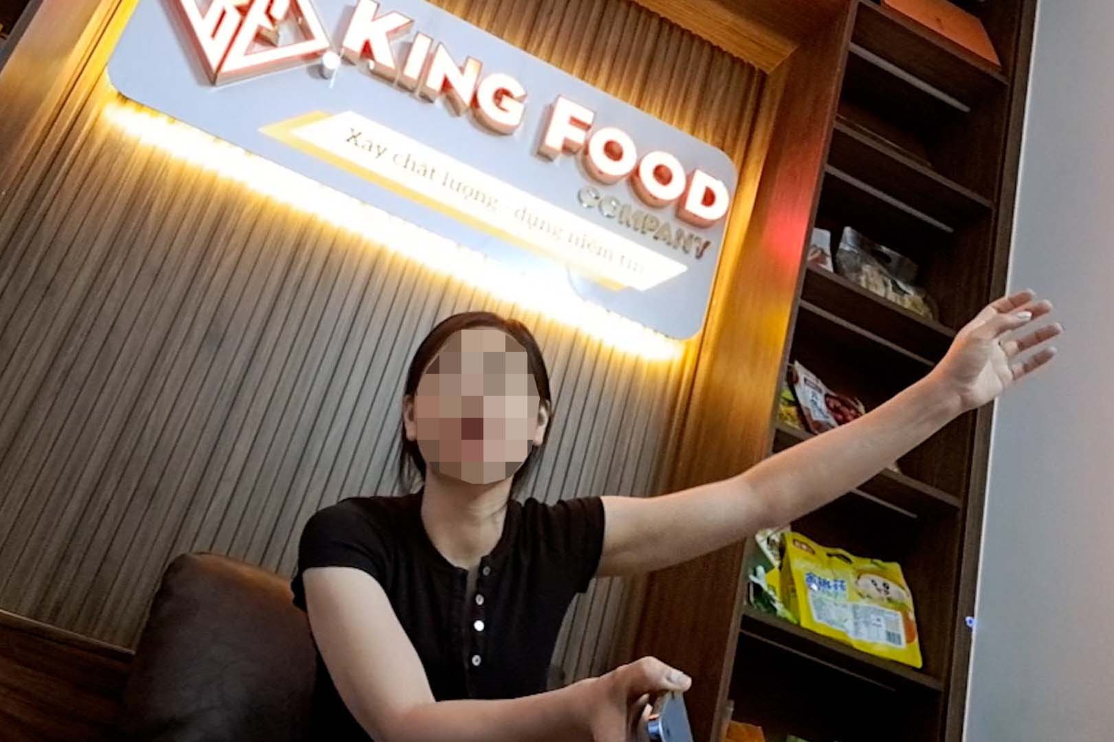 Nữ chủ Nhà máy máy chế biến thực phẩm Hải Hưng trong cuộc trao đổi với phóng viên. Ảnh: NHÓM PV