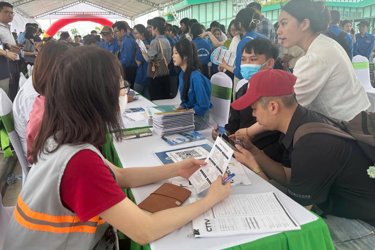 Los estudiantes, estudiantes y empleados descubren informacion de reclutamiento. Foto: Centro de comunicacion Quang Ninh