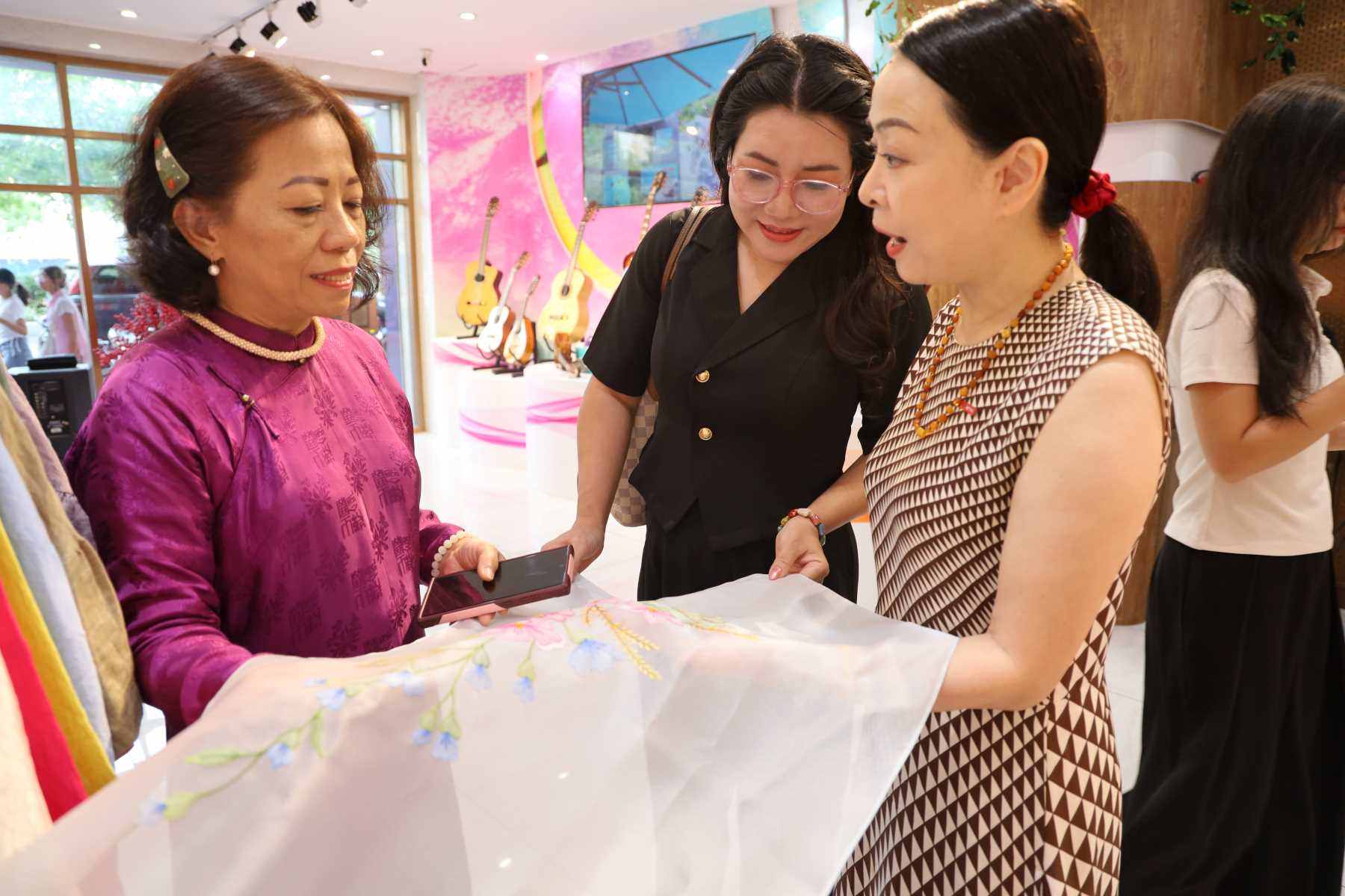 Compre ao dai, sesamo, tono presionado en el corazon de la ciudad de Ho Chi Minh. Foto: NGOC LE