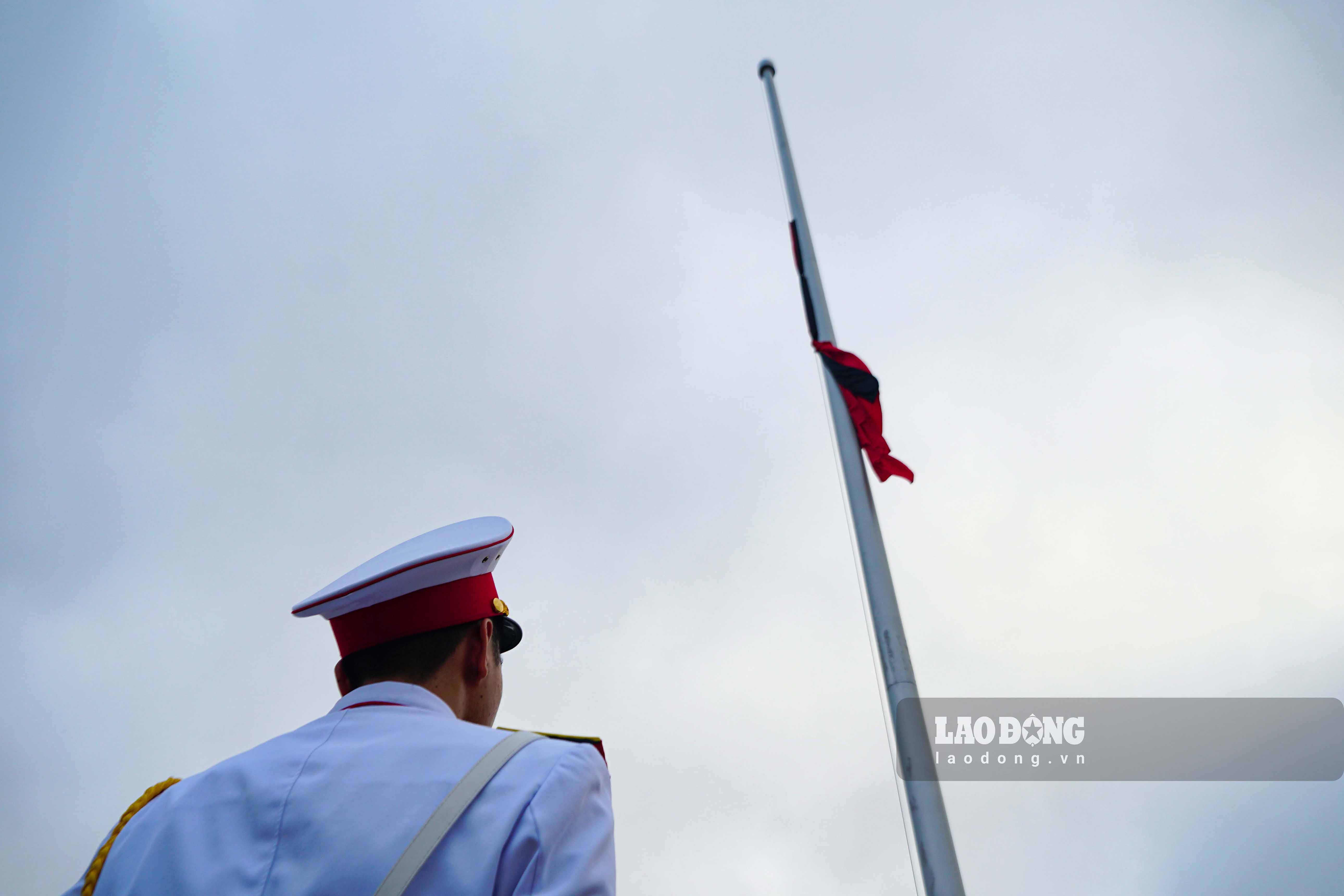 Las agencias, las oficinas y los lugares publicos han colgado de banderas para dos dias nacionales del funeral 24-25.5. Foto: Tung Giang