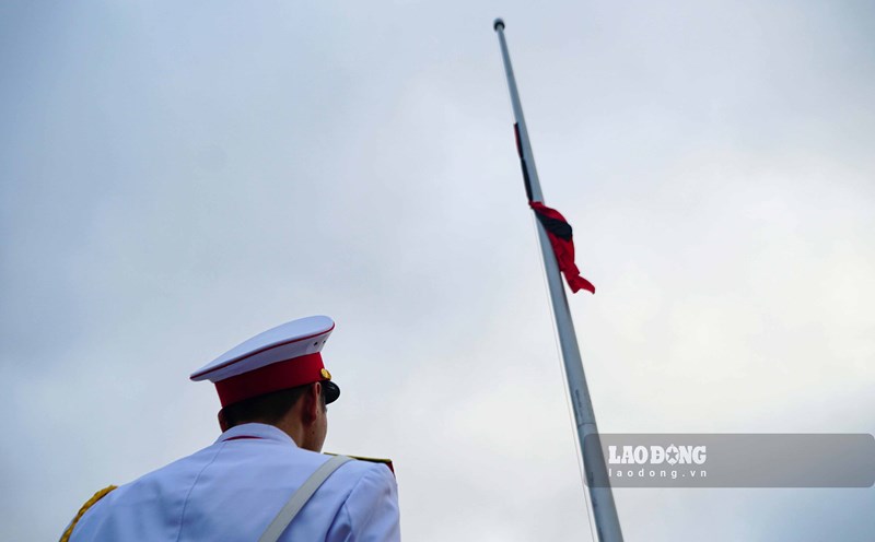 Agencies, offices and public places will hang invitation flags during the two National Day on the 24-25th. Photo: Tung Giang