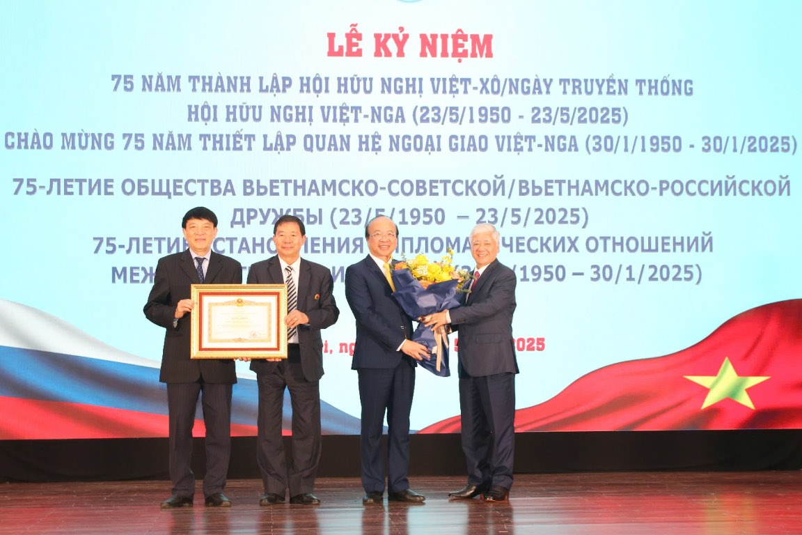 Chairman of the Central Committee of the Vietnam Fatherland Front Do Van Chien presented flowers to congratulate the Vietnam - Russia Friendship Association. Photo: Huong Diep