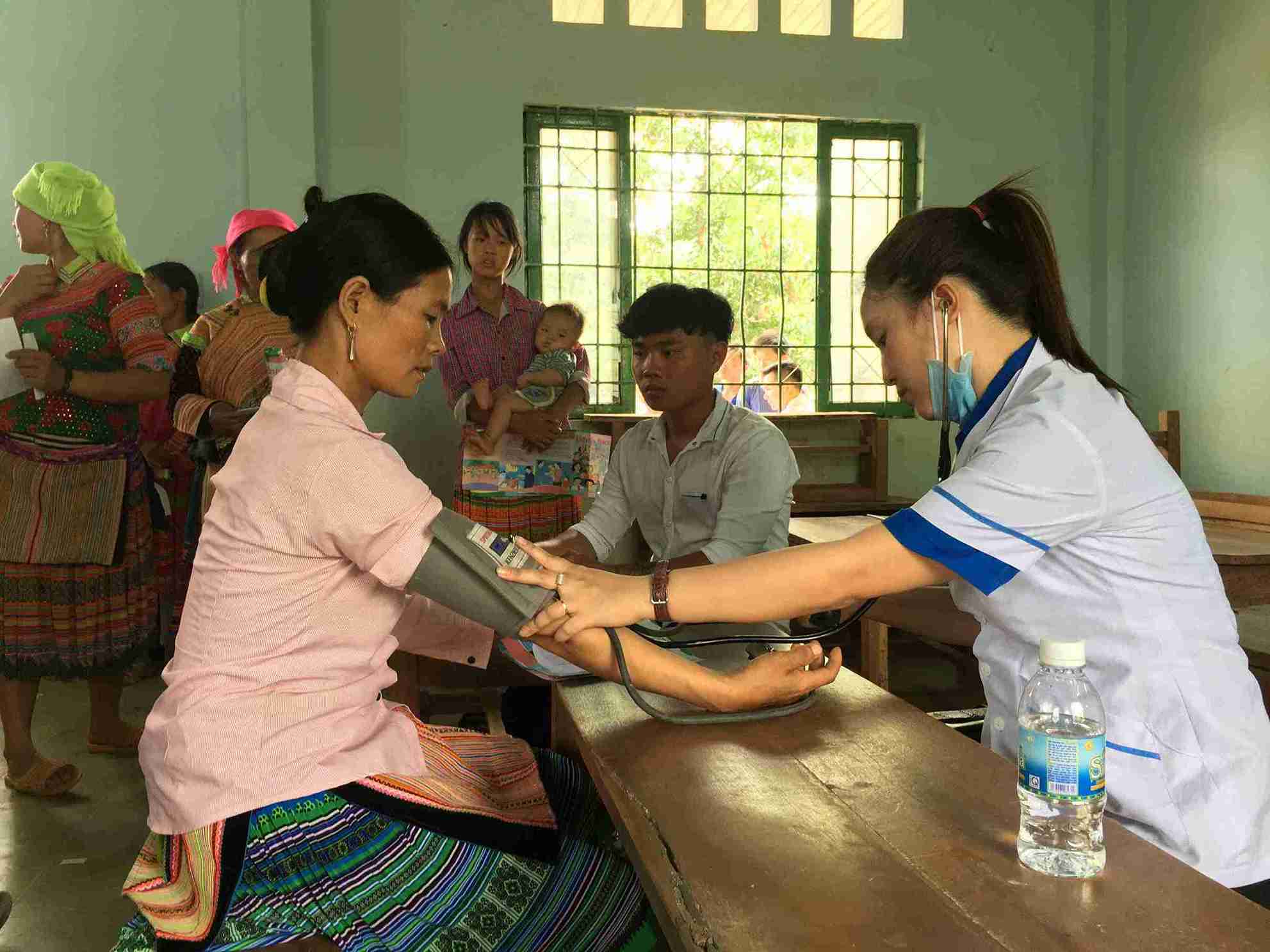 Nguoi dan huyen M'Drak duoc ho tro kham suc khoe. Anh: Bao Trung