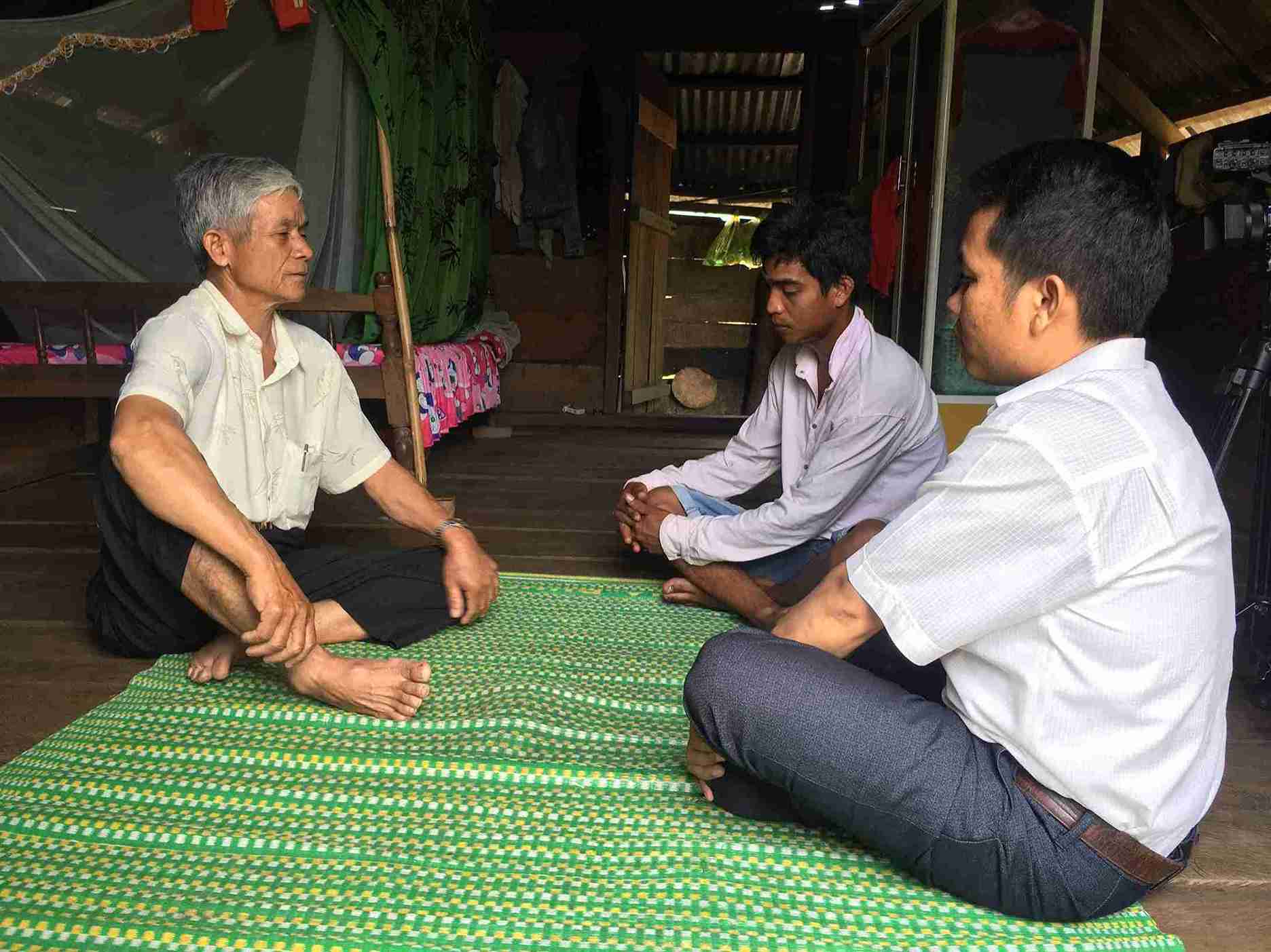 Nguoi co uy tin o huyen M'Drak den tuyen truyen van dong nguoi dan tren dia ban xoa bo cac hu tuc lac hau. Anh: Bao Trung