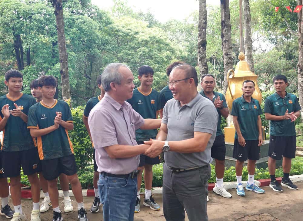 El entrenador Park Hang-Seo visita el Centro de Entrenamiento Ham Rong, estrechando la mano con DUC. Foto: Thanh Tuan