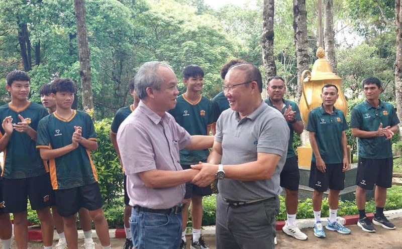 Coach Park Hang-seo visited Ham Rong Training Center again, shaking hands with Mr. Duc. Photo: Thanh Tuan
