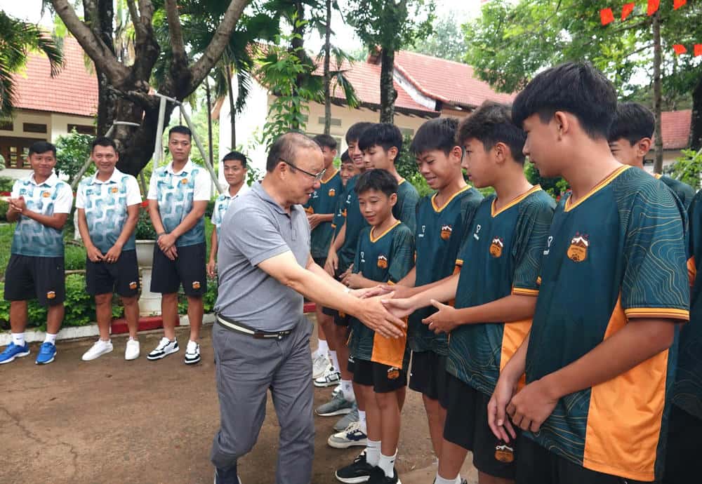 HLV Park Hang-seo tro lai trung tam trong khong khi xuc dong, than thiet. Anh: Thanh Tuan