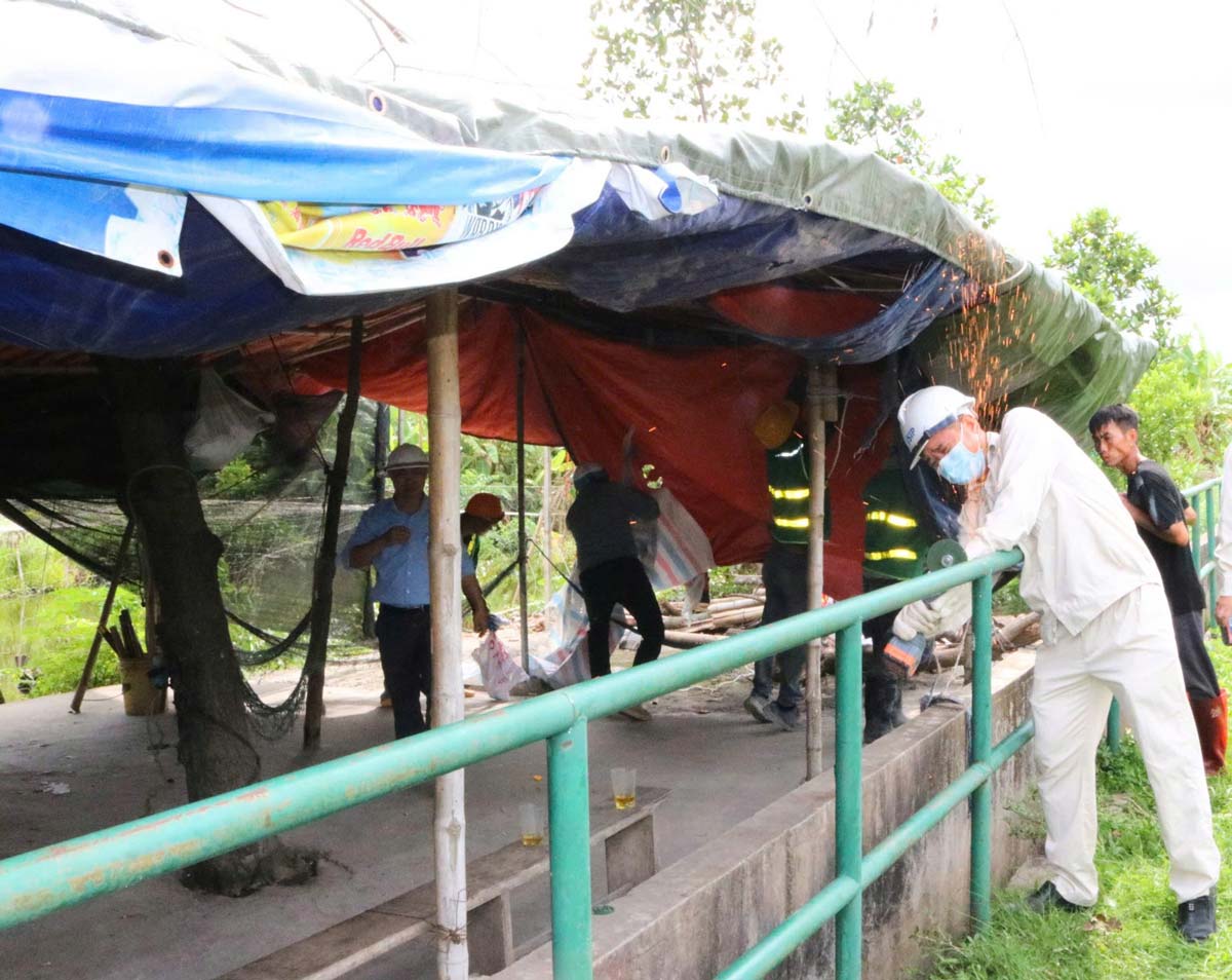 Luc luong chuc nang thao do cong trinh tren dat thu hoi. Anh: Minh Khue