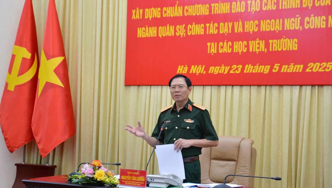 General Nguyen Tan Cuong - Member of the Party Central Committee, Member of the Central Military Commission, Chief of the General Staff of the Vietnam People's Army, Deputy Minister of National Defense - chaired the Workshop on developing training programs for military higher education, foreign language teaching and learning, and information technology at military academies and schools. Photo: Ministry of National Defense