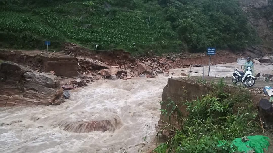 Cau Sim San tai xa Y Ty (Bat Xat, Lao Cai) da bi nuoc lu cuon troi. Anh: Truyen hinh Bat Xat