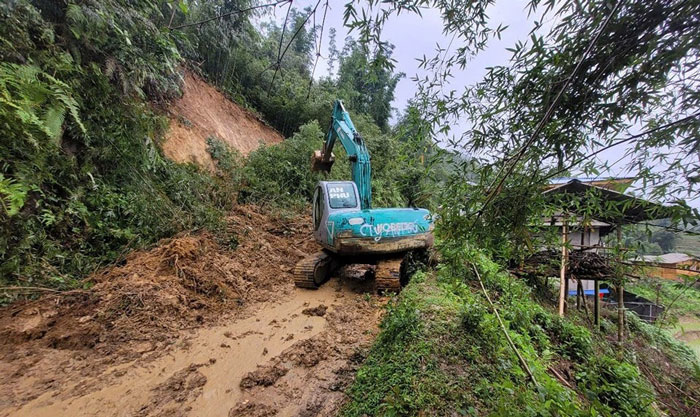 Tuyen duong tu Trung tam xa Ta Van toi thon Seo My Ty, Den Thang (Sa Pa) bi sat lo do mua lon. Anh: Truyen hinh Sa Pa
