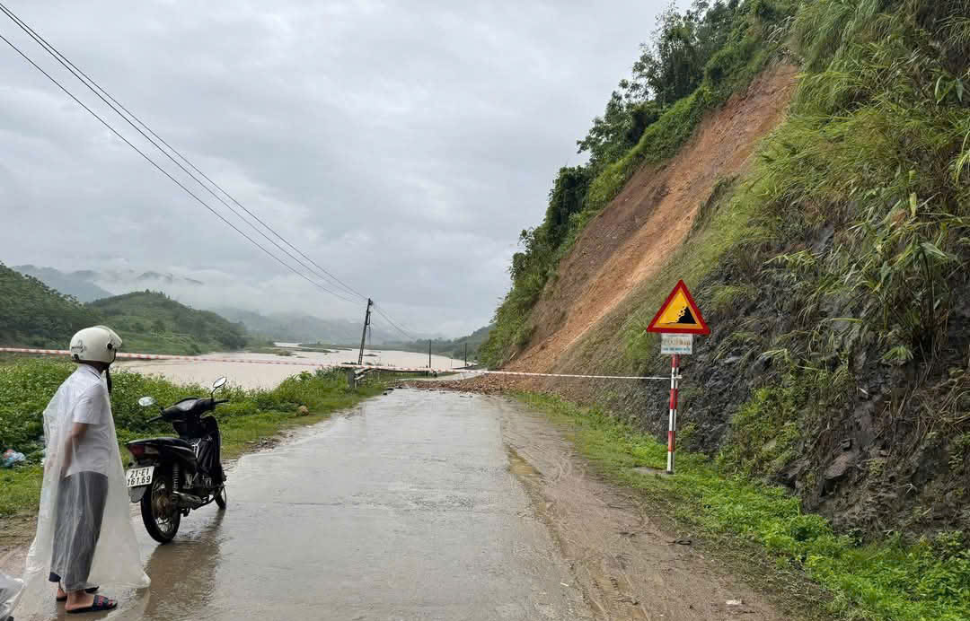 Dat da sat xuong mot tuyen duong lien xa o huyen Van Yen, tinh Yen Bai. Anh: Van Duc