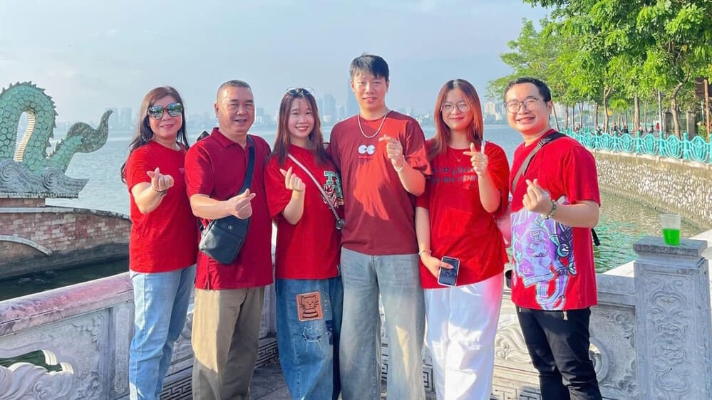 La familia caminando juntos en el lugar de la vida creara muchos momentos memorables durante las vacaciones de verano. Foto: Tuan dat