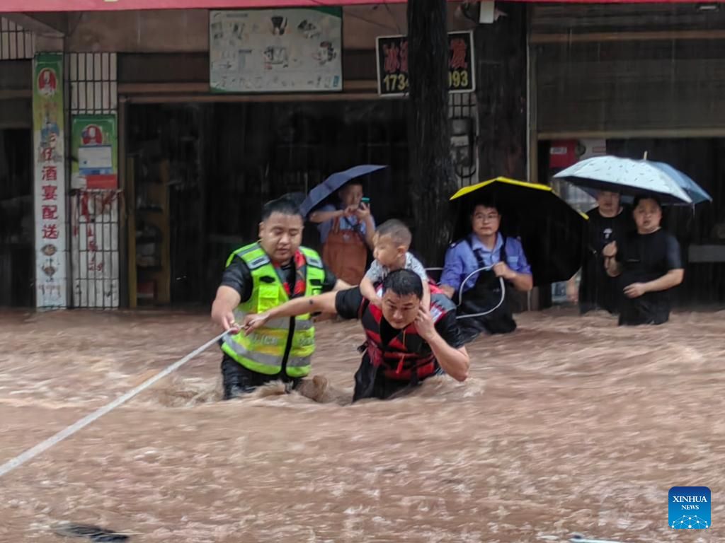 Evaluacion de personas debido a fuertes lluvias en el distrito de Dao Nguyen, provincia de Hunan, Central China, 22 de mayo de 2025. Foto: Xinhua