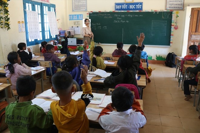 Comunas con nuevas areas rurales, las regulaciones sobre politicas para maestros y estudiantes montañosos son problemas y superposiciones. Foto: Thanh Tuan