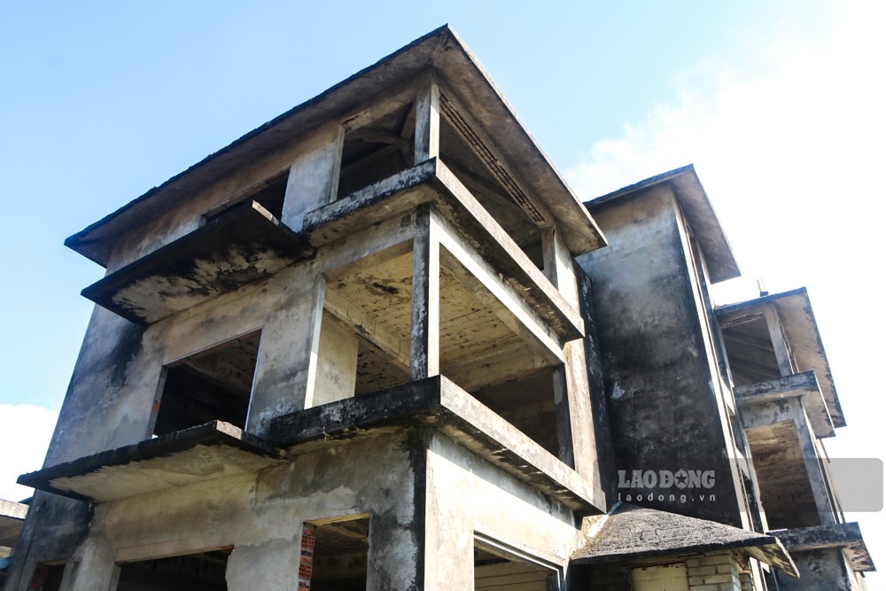 Nguyen nhan dan den viec du an Khu do thi nghi duong Vinconstec – Hue cham tien do do vuong mac ve giai phong mat bang va thu tuc dieu chinh quy hoach chua duoc xu ly dut diem; cong voi viec nha dau tu chua tap trung nguon luc da khien cho du an Khu do thi, du lich nghi duong Vinconstec bi bo hoang nhieu nam nay. 