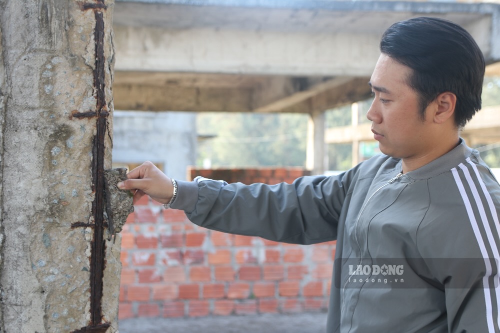 La mot nguoi dan song gan du an, anh Le Trung (26 tuoi) cho biet, nhieu nam nay cong trinh khong co ai thi cong, moi thu ben trong bi bo hoang, bo, de, cho, meo gi cung co the ra vao. “Mac du duoc xay dung o vi tri dac dia, dua lung vao Pha Tam Giang, mat tien doi dien bai bien Phu Thuan nhung du an duoc xay lay le roi vut ngang, gay lang phi” – anh Trung noi. 