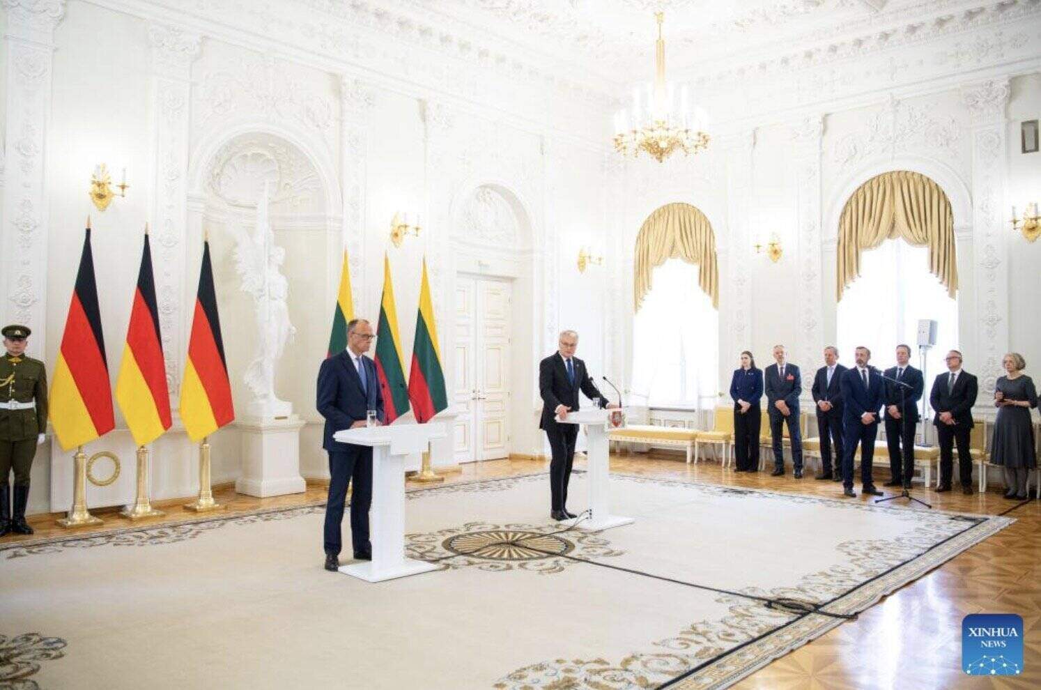 El canciller aleman Friedrich Merz en una conferencia de prensa conjunta con el presidente Lituania Gitanas Nausada dijo que la seguridad de los aliados balticos tambien era la seguridad de Alemania. Foto: Xinhua
