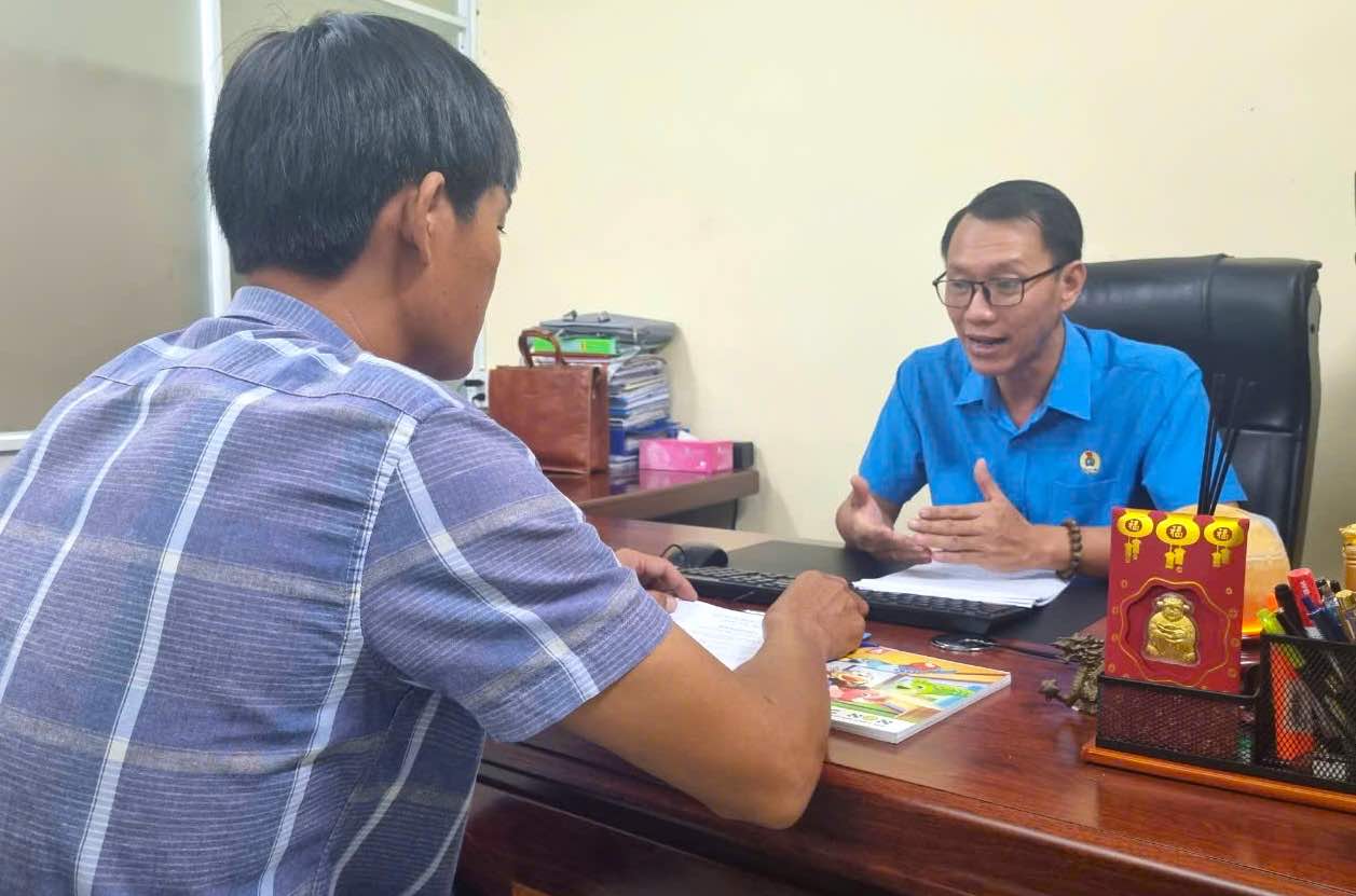 The Trade Union Legal Consulting Center - Dong Nai Provincial Federation of Labor (right) supports grassroots trade unions and workers in demanding legal and legitimate rights related to salary issues. Photo: HAC
