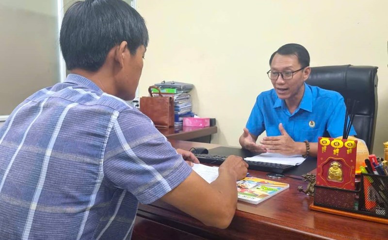 The Trade Union Legal Consulting Center - Dong Nai Provincial Federation of Labor (right) supports grassroots trade unions and workers in demanding legal and legitimate rights related to salary issues. Photo: HAC