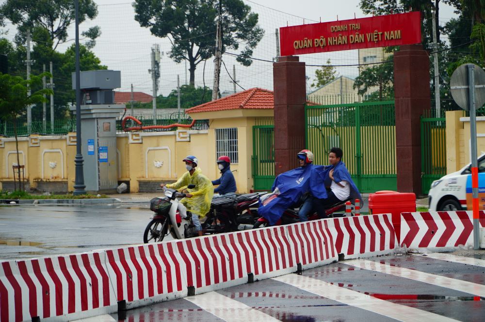 Muchas personas se confunden cuando se mueven por el area frente a la estacion Tan Son Nhat T3