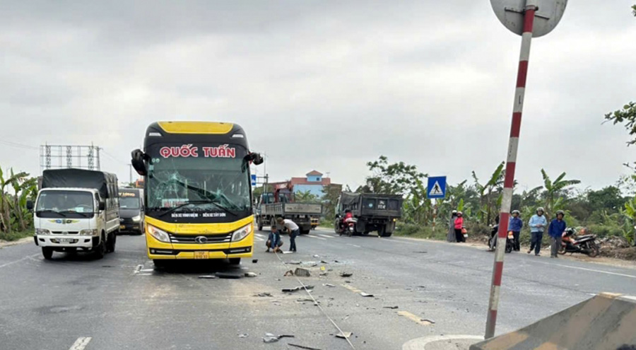 The traffic accident occurred on National Highway 10 through Vinh Bao District, Hai Phong. Photo: Hai Phong Police