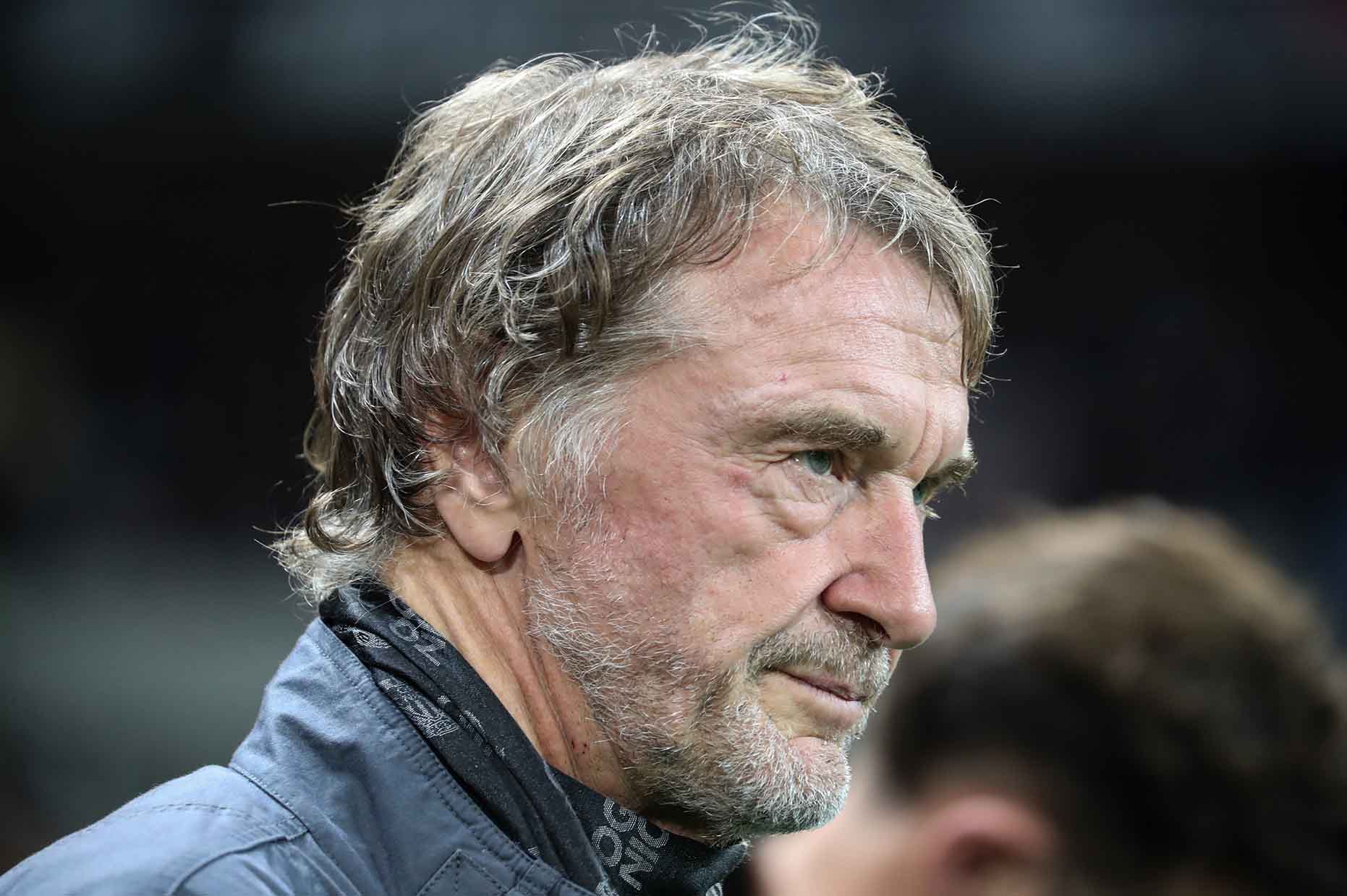 Sir Jim Ratcliffe dang mat kien nhan voi cac cau thu Man United. Anh: AFP