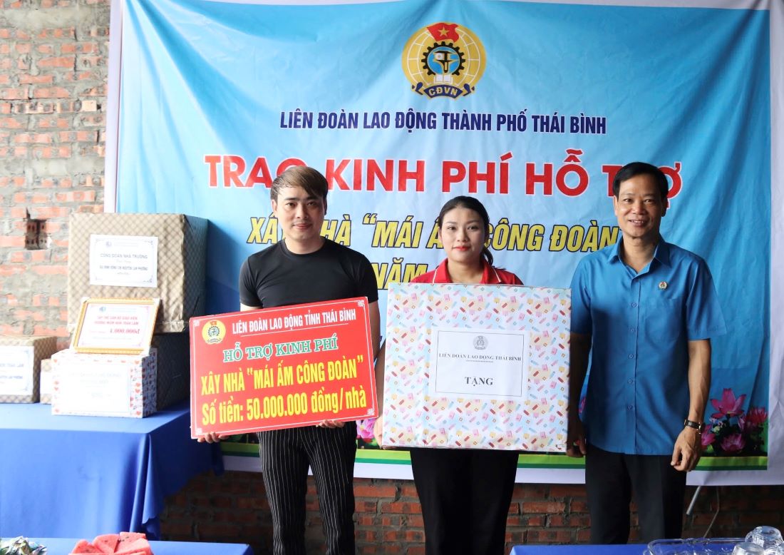 Phó Chủ tịch Thường trực LĐLĐ tỉnh Thái Bình Nguyễn Thái Dương trao kinh phí hỗ trợ và quà cho vợ chồng đoàn viên Nguyễn Lan Phương. Ảnh: Bá Mạnh