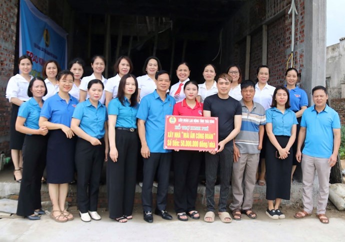 Trao 350 triệu đồng hỗ trợ 7 đoàn viên ở Thái Bình xây mái ấm