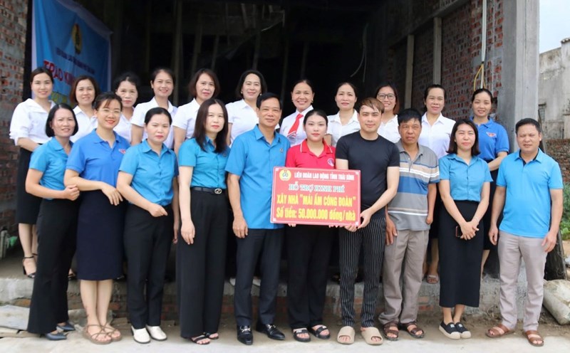 Leaders of the Thai Binh Provincial Federation of Labor, Thai Binh City Federation of Labor, leaders, grassroots unions, and residential groups presented funds and gifts to congratulate union member Nguyen Thi Hong. Photo: Ba Manh