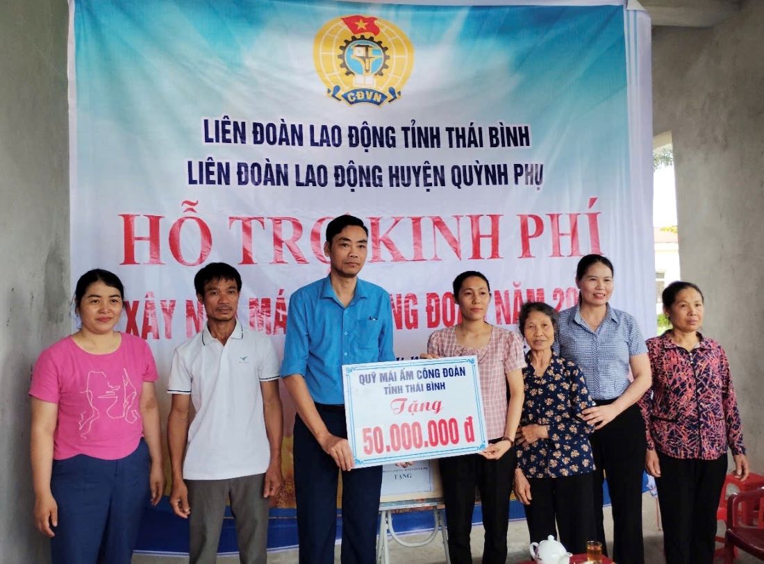 Phó chủ tịch LĐLĐ huyện Quỳnh Phụ Trần Minh Hoàng trao kinh phí hỗ trợ cho đoàn viên Nguyễn Thị Dinh. Ảnh Bá  Mạnh