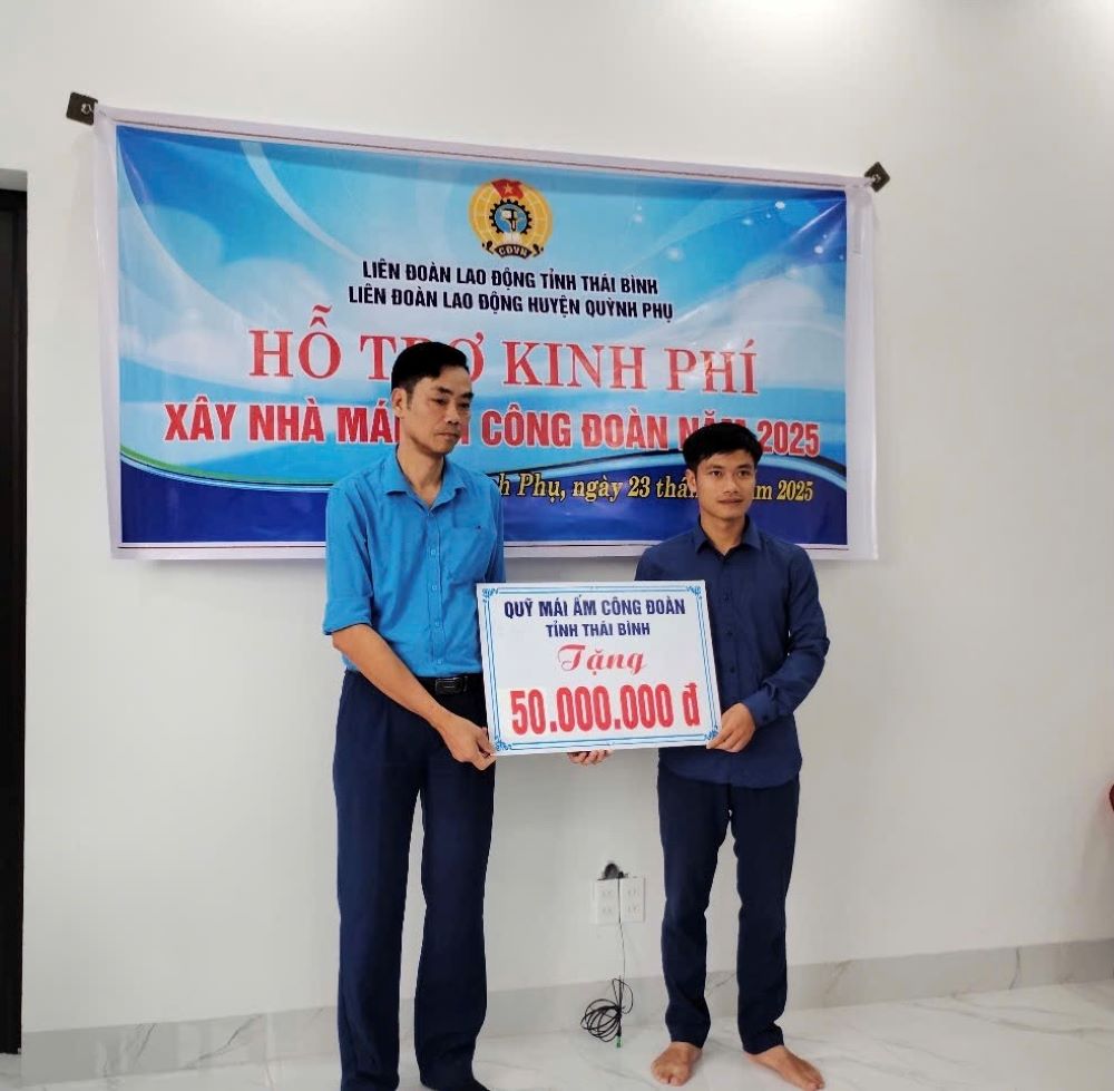 Phó chủ tịch LĐLĐ huyện Quỳnh Phụ Trần Minh Hoàng trao kinh phí hỗ trợ cho đoàn viên Nguyễn Viết Lượng. Ảnh Bá  Mạnh