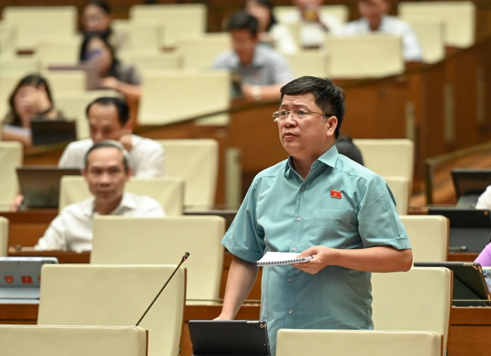 National Assembly delegate Ta Van Ha talked about many cases of law evasion, trying to violate regulations to bid, having negativity, group interests, and personal interests. Photo: Pham Dong