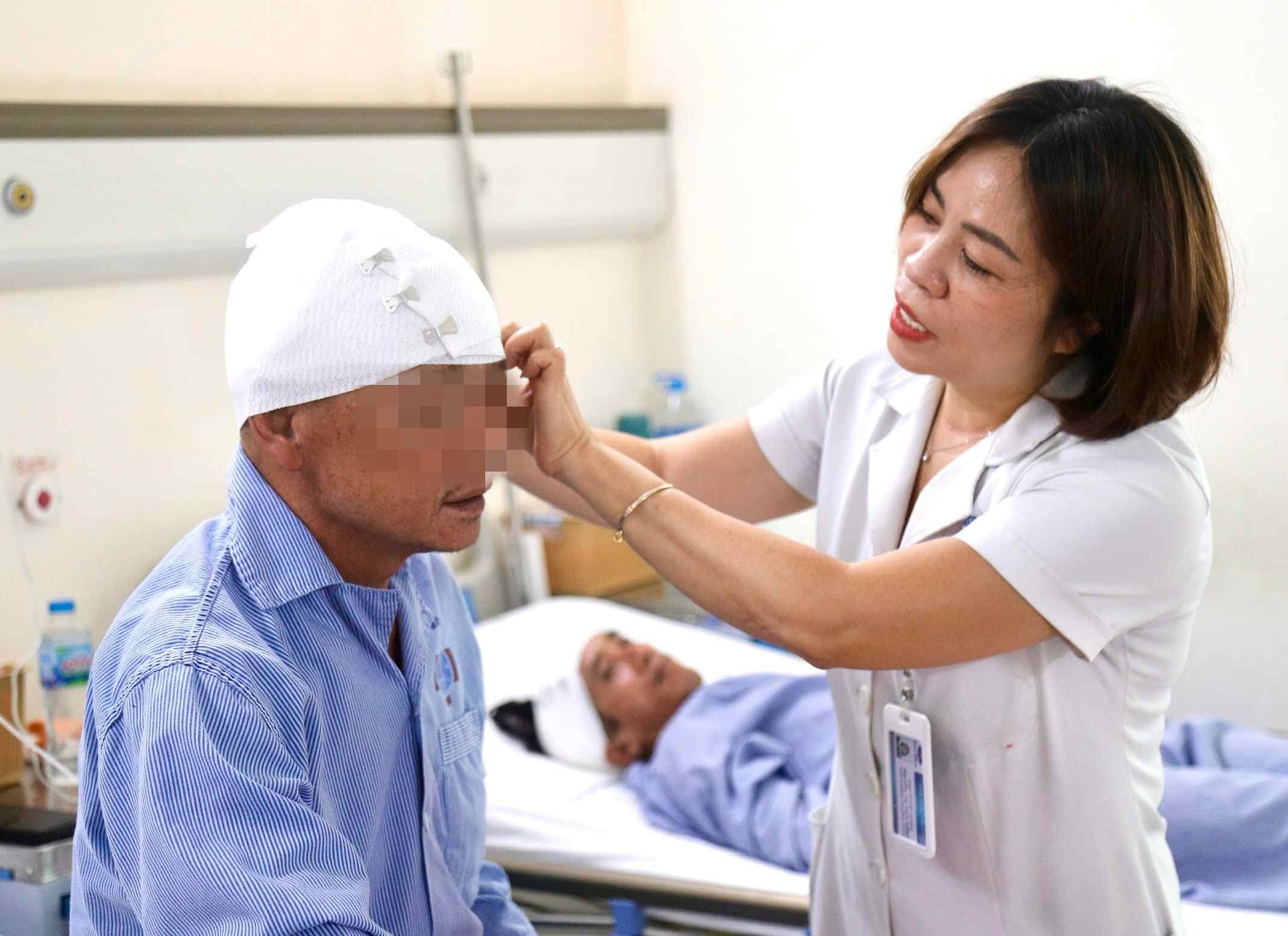 Nurses, Head of the Neurosurgery Department (K Hospital) Nguyen Thuy Hong, take care of the patient. Photo: The Manh