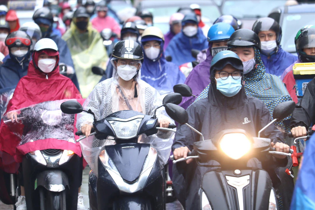 It is forecasted that due to the impact of cold air, the weather in Hanoi will turn cool on May 24. Photo: Huu Chanh